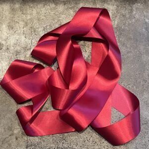 Rött brett lyxigt silkesband