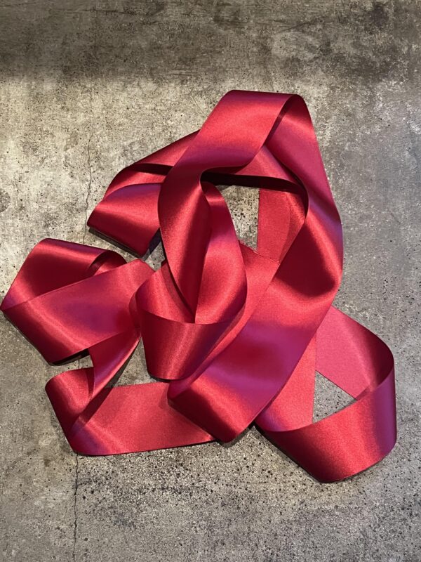 Rött brett lyxigt silkesband